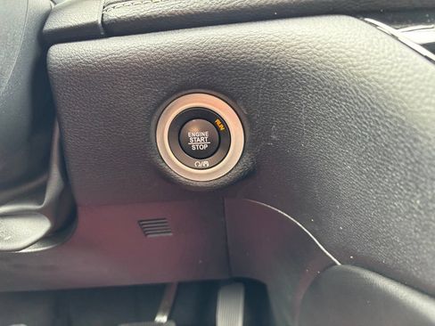 Used 2025 Chrysler Pacifica Limited FWD image 40