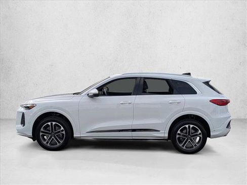 Certified 2025 Audi Q5 Premium w/ Convenience Package AWD/4WD image 9