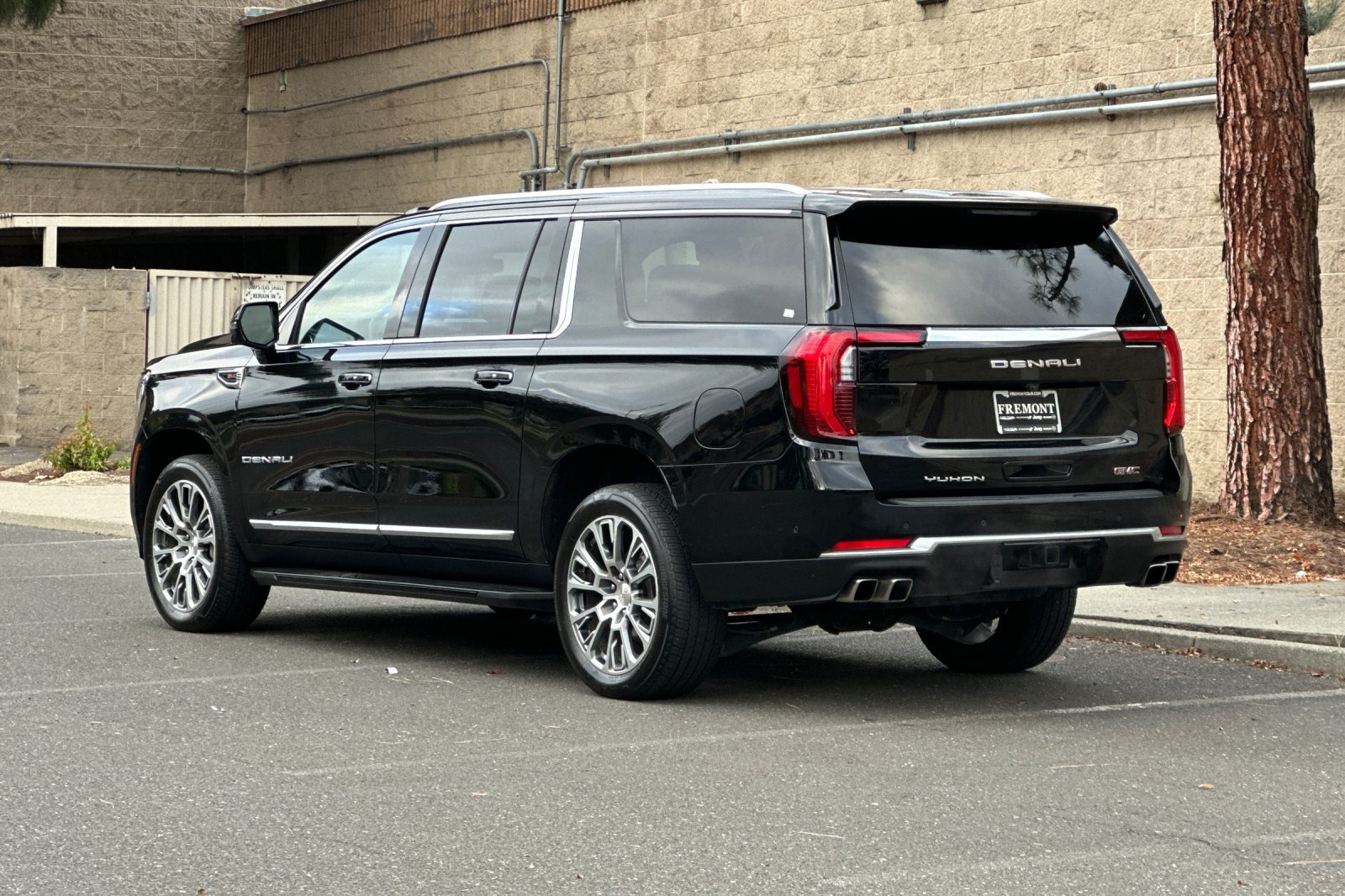 Used 2025 GMC Yukon XL Denali AWD/4WD image 5