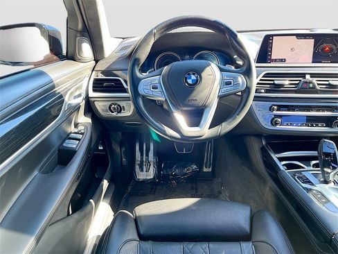 Used 2019 BMW 750i w/ Executive Package image 29