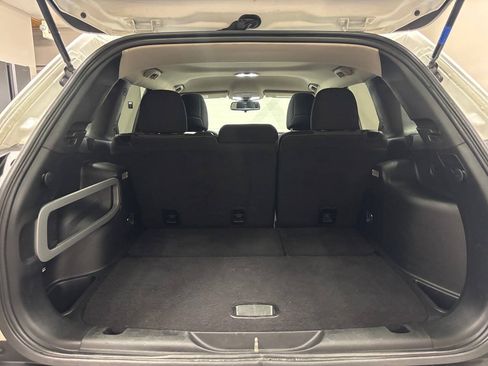 Used 2016 Jeep Cherokee Sport FWD image 19