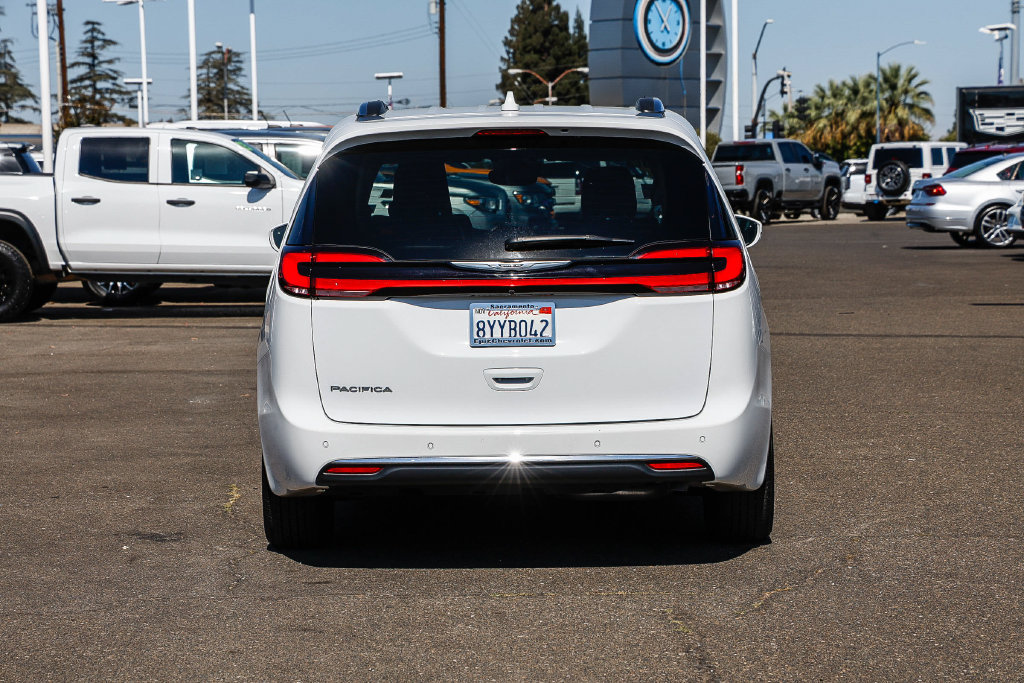 Used 2021 Chrysler Pacifica Touring-L FWD image 3