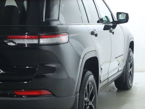 Used 2025 Jeep Grand Cherokee Altitude AWD/4WD image 45