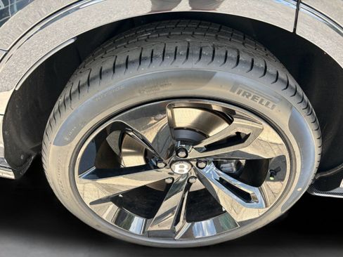 Used 2024 Bentley Bentayga image 67