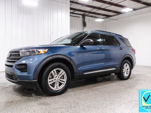 Used 2020 Ford Explorer XLT image 3