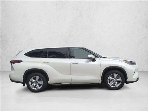 Used 2021 Toyota Highlander LE image 4