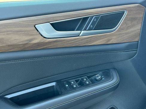 Used 2025 Volkswagen Atlas SE image 13