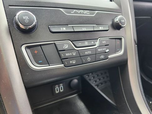 Used 2020 Ford Fusion SE image 19