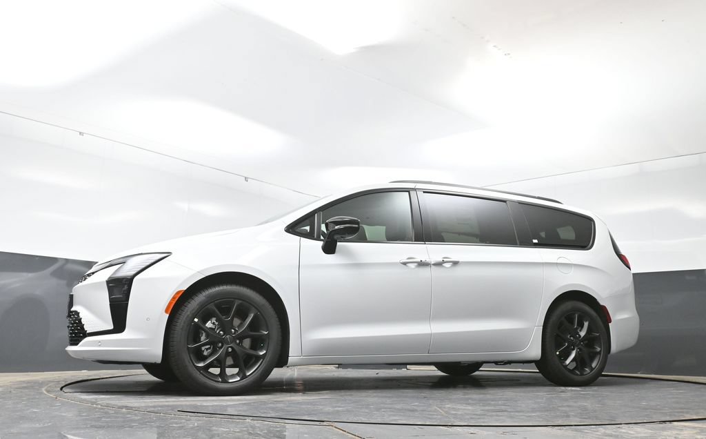 New 2027 Chrysler Pacifica Limited w/ Family Tech Group FWD image 45