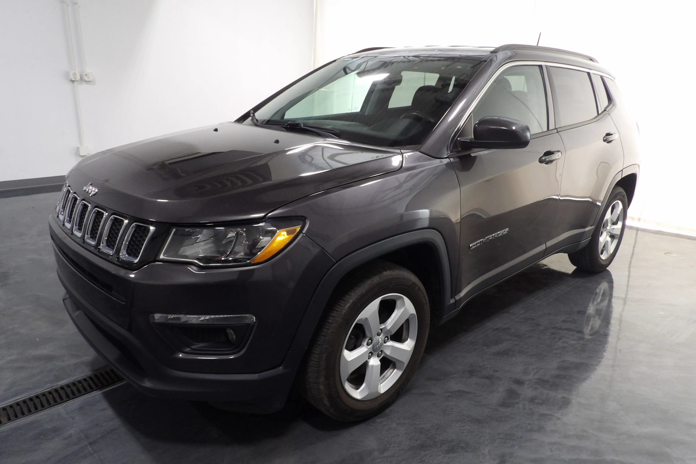 Used 2018 Jeep Compass Latitude w/ Cold Weather Group FWD image 3