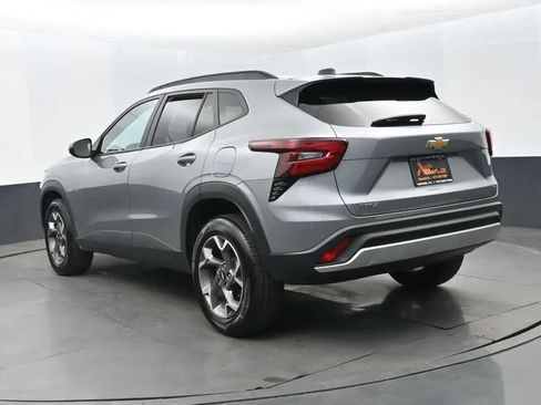 Used 2025 Chevrolet Trax LT FWD image 9