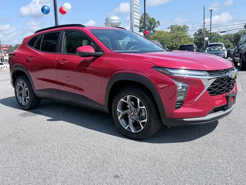 Used 2026 Chevrolet Trax LT FWD image 2