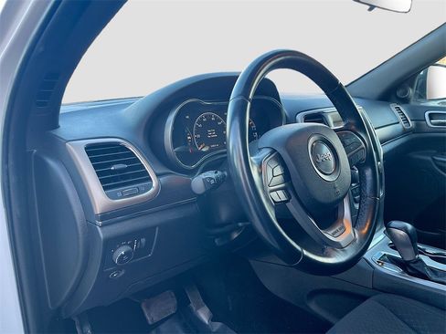 Used 2021 Jeep Grand Cherokee Laredo image 9