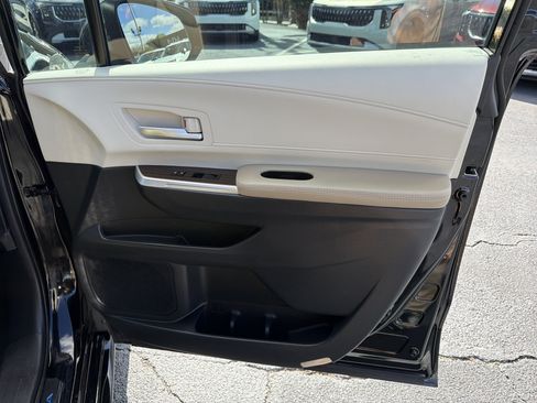 Used 2022 Toyota Sienna XLE image 12