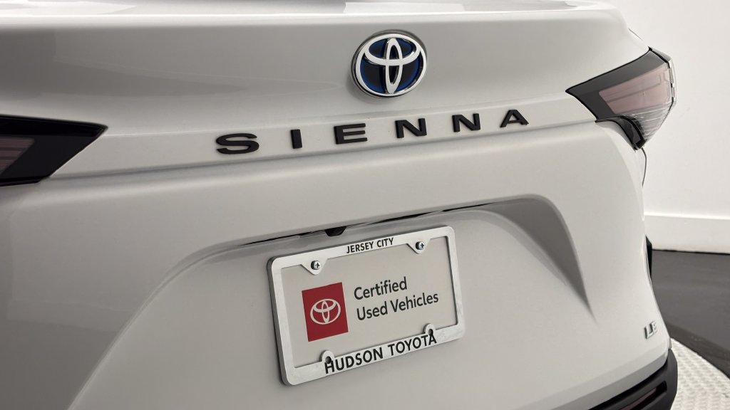 Used 2025 Toyota Sienna LE FWD image 8