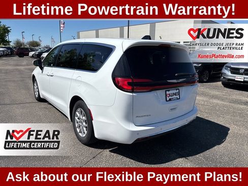 Used 2023 Chrysler Pacifica Touring-L FWD image 7