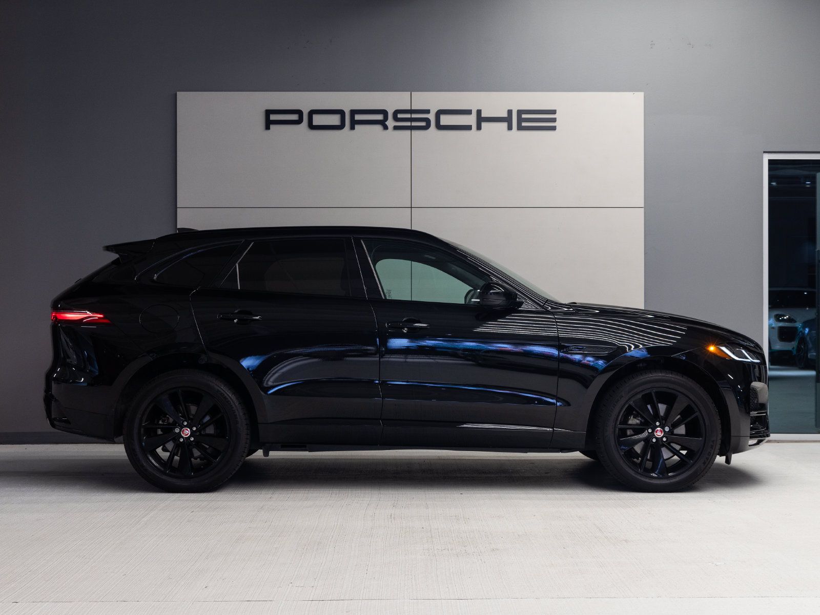 Used 2023 Jaguar F-PACE S AWD/4WD image 8