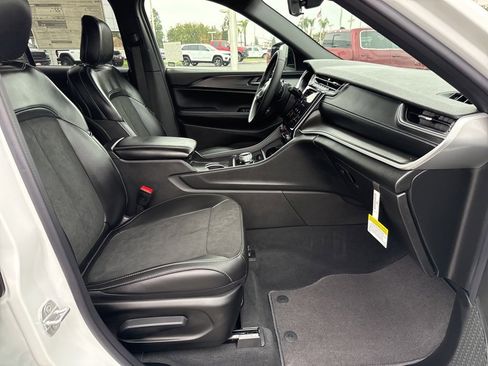 New 2025 Jeep Grand Cherokee Altitude image 16