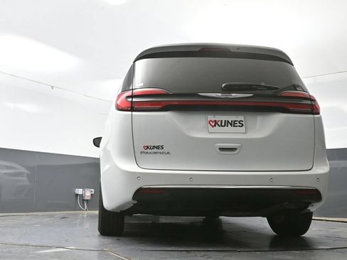 Used 2024 Chrysler Pacifica Touring-L FWD image 54