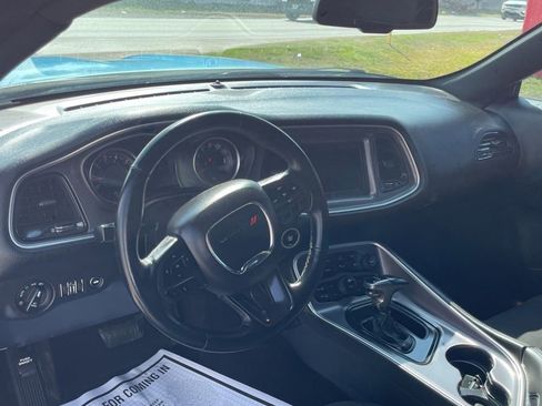 Used 2019 Dodge Challenger SXT w/ Driver Convenience Group image 7
