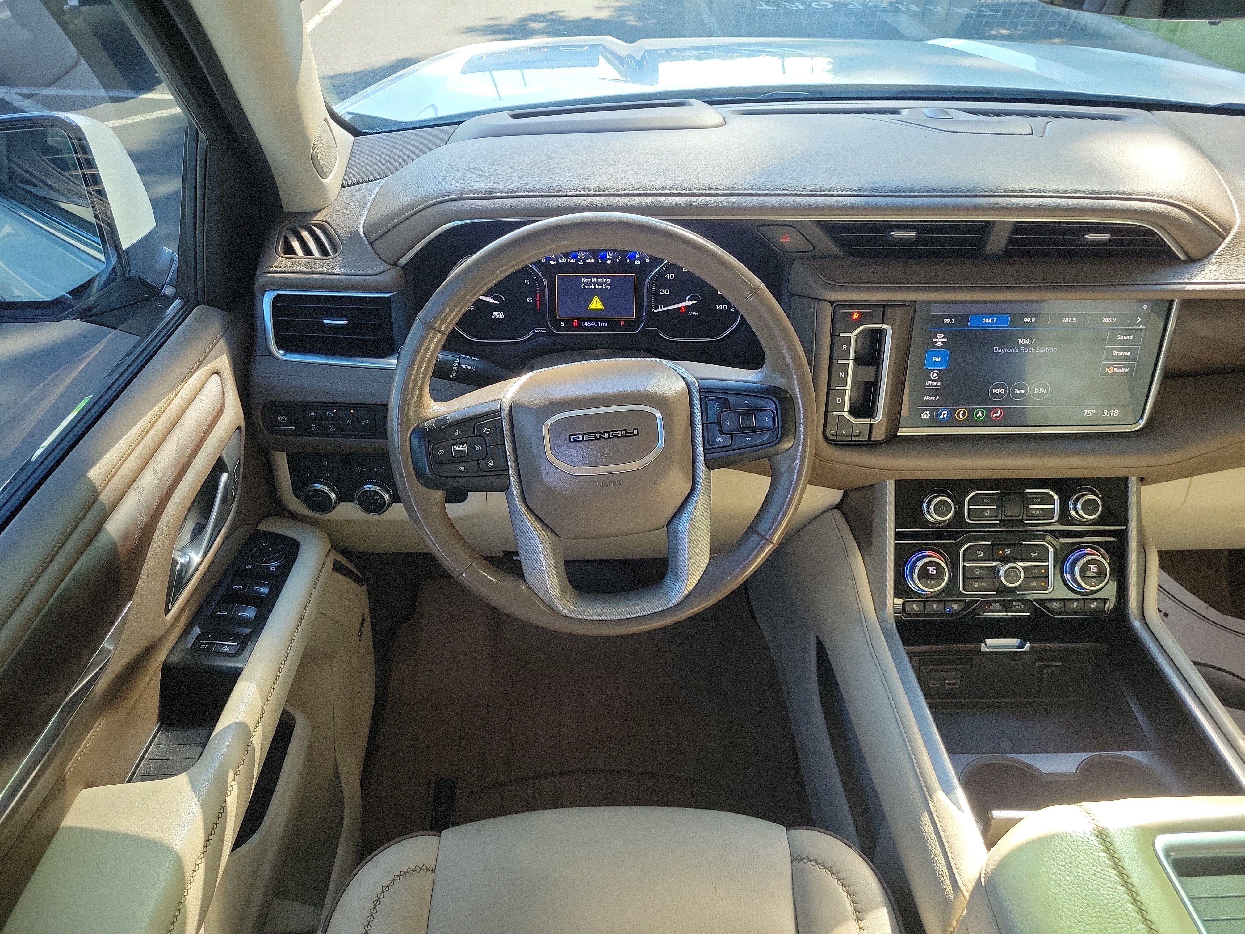 Used 2021 GMC Yukon XL Denali w/ Denali Premium Package AWD/4WD image 10