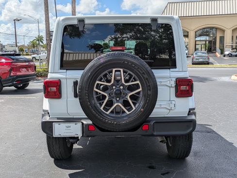 Used 2024 Jeep Wrangler Unlimited Sahara w/ Technology Group AWD/4WD image 5