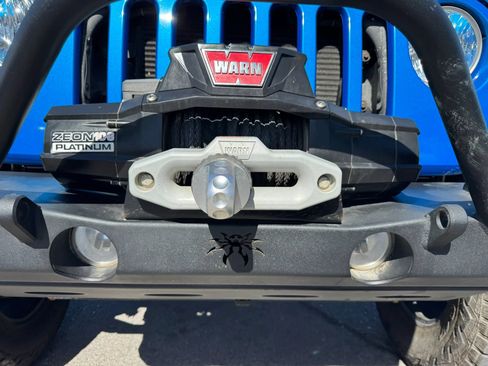 Used 2016 Jeep Wrangler Unlimited Rubicon w/ Connectivity Group AWD/4WD image 12