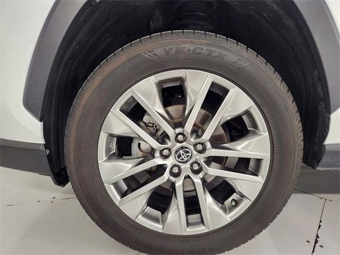 Used 2020 Toyota RAV4 XLE Premium image 8