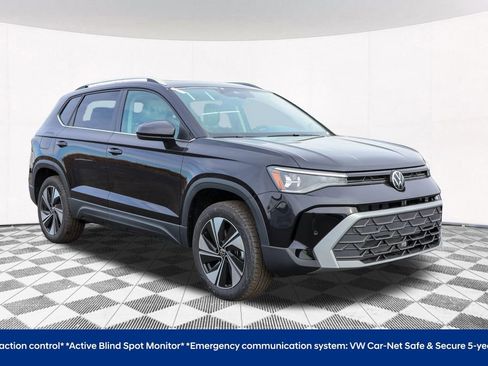 Certified 2025 Volkswagen Taos SE image 9