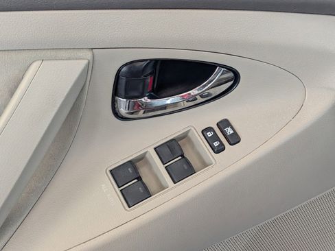 Used 2010 Toyota Camry LE image 11