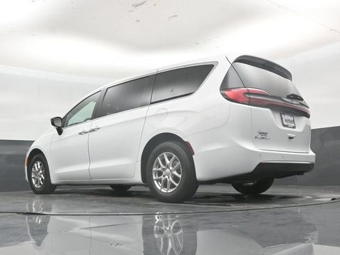 Used 2026 Chrysler Pacifica Select FWD image 53