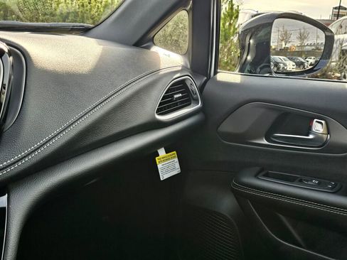 New 2026 Chrysler Pacifica Select image 23