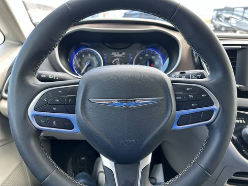 Used 2023 Chrysler Voyager LX image 24