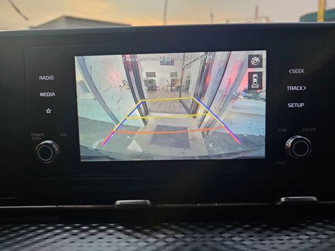 Used 2022 Kia Carnival LX image 23