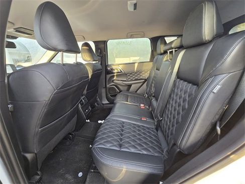 Used 2023 Mitsubishi Outlander SE image 8