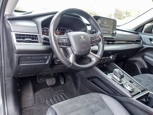 Used 2022 Mitsubishi Outlander SE image 2