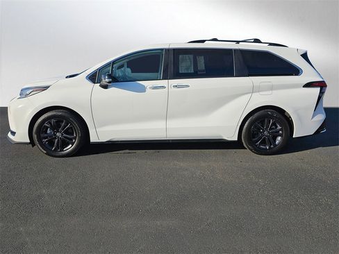 Used 2024 Toyota Sienna XSE image 2