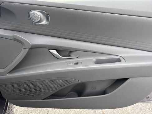 Used 2023 Hyundai Elantra SE image 14