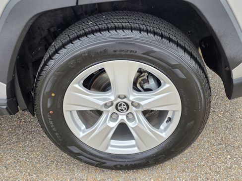 Used 2020 Toyota RAV4 XLE FWD image 26