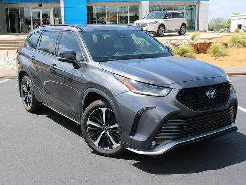 Used 2022 Toyota Highlander XSE FWD image 2