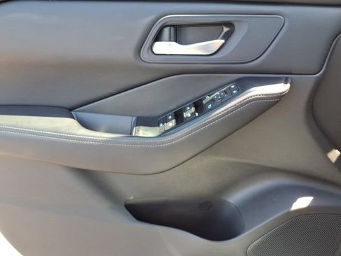 Used 2024 Nissan Rogue SV FWD image 16