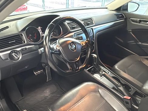 Used 2018 Volkswagen Passat 2.0T R-Line w/ R-Line Lighting Package FWD image 13