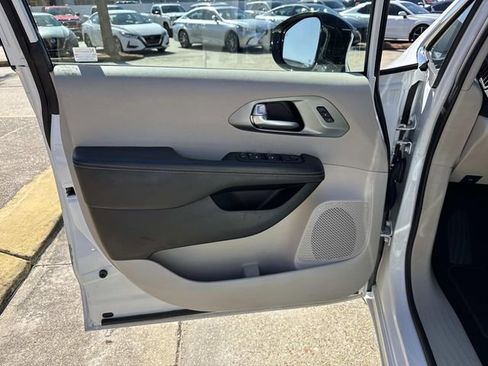 Used 2024 Chrysler Pacifica Touring-L image 12