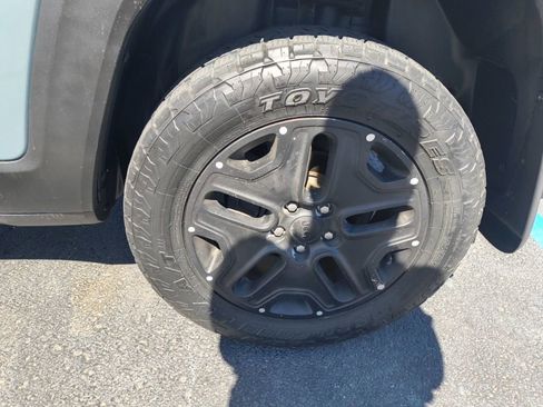 Used 2016 Jeep Renegade Trailhawk w/ Premium Trailhawk Package image 10