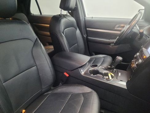 Used 2018 Ford Explorer XLT w/ Equipment Group 202A FWD image 21