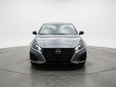 Used 2025 Nissan Altima 2.5 SV FWD image 2