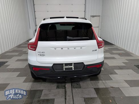 Used 2025 Volvo XC40 B5 Plus image 3