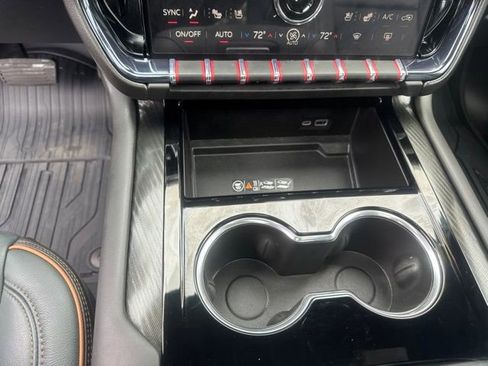 Used 2025 GMC Yukon XL AT4 AWD/4WD image 19