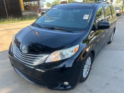 Used 2015 Toyota Sienna XLE FWD image 2