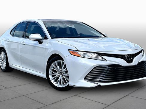 Used 2018 Toyota Camry XLE w/ Driver Assist Package FWD image 3